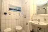 Ferienwohnung in K&uuml;hlungsborn - Appartementanlage Ostseeblick Fewo R&uuml;gen 12 - ger&auml;umiges Badezimmer mit Dusche
