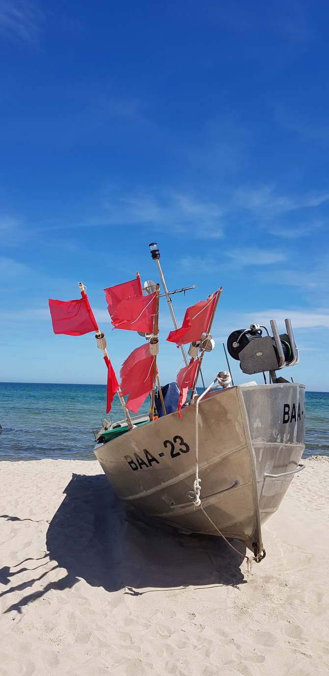 Ferienwohnung in Baabe - Sonnenblick - Fischerboot am Strand von Baabe