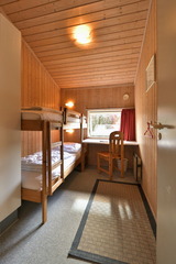 Ferienhaus in Pelzerhaken - Ferienhaus Typ A im Ferienpark AM WALDRAND - Schlafzimmer mit Schreibtisch und Kleiderschrank