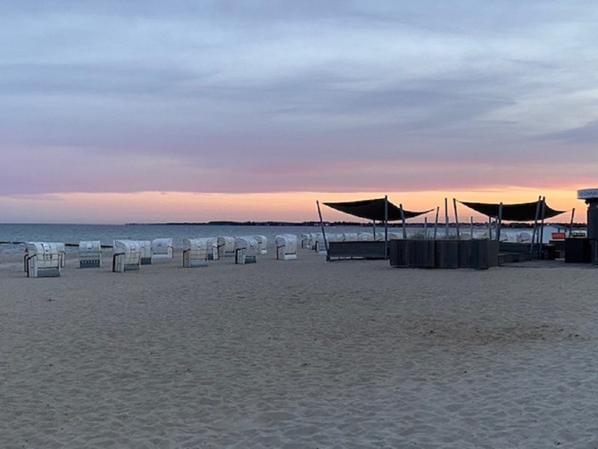 Ferienwohnung in Gro&szlig;enbrode - Meerblickvilla 09 - Strandlounge an der Seebr&uuml;cke