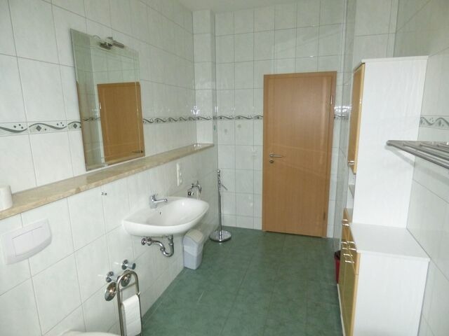 Ferienwohnung in Sellin - Sonnige Ferienwohnung -100qm - im 1. Obergeschoss der Villa Walhall in einem park&auml;hnlichen Garten - Bild 15