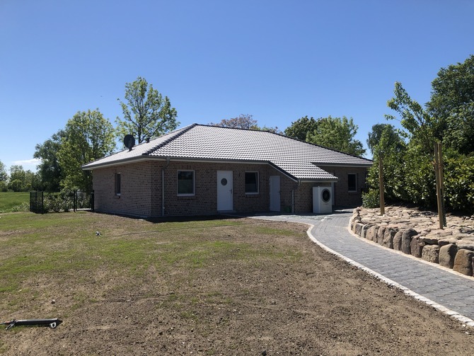 Ferienhaus in Fehmarn OT Gammendorf - Feriendomizil SeeSand 2 - Vorderansicht mit neu angelegtem Rasen