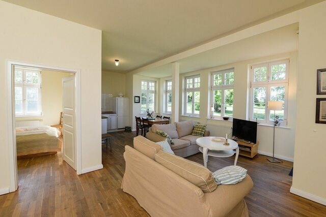 Ferienwohnung in Neuenkirchen (Rügen) - Gutshaus Grubnow Ferienwohnung 4 mit Hund am Wasser Sauna und WLAN incl. - Bild 2