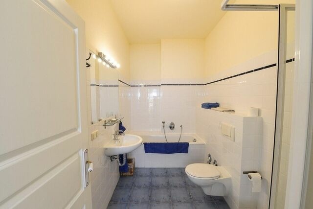 Ferienwohnung in Neuenkirchen (Rügen) - Gutshaus Grubnow Ferienwohnung 4 mit Hund am Wasser Sauna und WLAN incl. - Bild 5