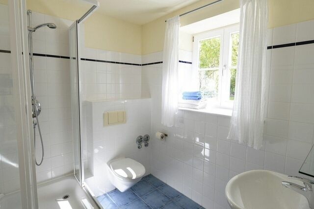 Ferienwohnung in Neuenkirchen (Rügen) - Gutshaus Grubnow Ferienwohnung 2 am Wasser Sauna und WLAN incl. - Bild 8